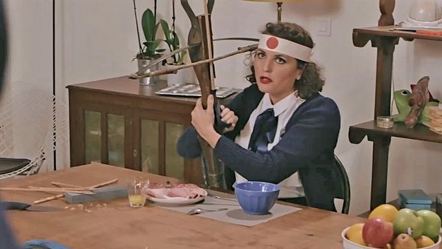 Jeune femme moderne et dynamique, Audrey (Marie-Eve Perron) multiplie les efforts pour cacher ses origines québécoises. L'arrivée impromptue d'une amie d'enfance va faire basculer l'équilibre si durement construit.