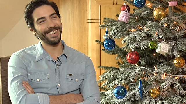 Tahar Rahim, le héros de la comédie "Le Père Noël", répond à notre questionnaire Spécial Noël : son plus beau cadeau, son pire cadeau, son plus beau film de Noël...