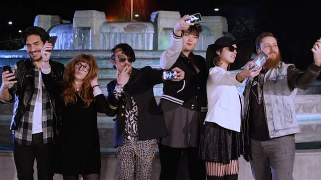 Et si "Friends" faisait l'objet d'un reboot, qu'est-ce que ça donnerait ? Le collectif Nerdist a relevé le défi en revisitant le générique de la série culte façon 2015. Ne vous étonnez pas, les looks des héros ont un peu (beaucoup) changé et ils sont devenus adeptes du selfie.