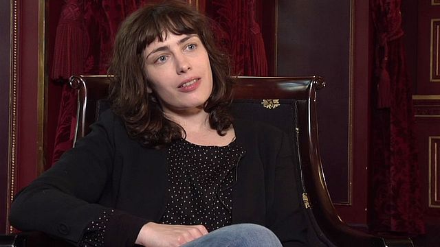 AlloCiné a rencontré Sophie Verbeeck, qui illumine A trois on y va, aux côtés de Félix Moati et Anais Demoustier. Portrait d'une jeune actrice, passée par le théâtre, et rêvant d'un rôle à la Nikita...