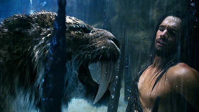 "Pris au piège" - D'Leh (Steven Strait) coincé dans une fosse avec un tigre à dents de sabre...