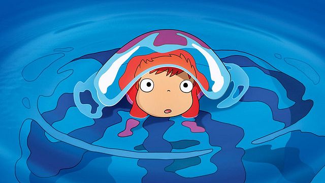 La chanson de Ponyo en version karaoké (en phonétique). Une attraction que l'on peut retrouver au CinéAqua au Trocadéro jusqu'au 31 mai 2009. Traduction des paroles : Ponyo Ponyo Ponyo mignon petit poissonDu plus profond de l'immense merPonyo Ponyo Ponyo petite filleToute petite fille toute rondeJe barbote, hop-hop, et je sauteRegarde, j'ai des jambes ! Je vais courir !Encore trop souples, je les agiteRegarde, j'ai des mains, attrape-les !Quand je gambade avec elle, mon coeur fait cette danseTout contre moi, bisou câlin ! Tout contre moi, bisou câlin !C'est le petit garçon que j'aime, tout rose et si charmantPonyo Ponyo Ponyo mignon petit poissonDu plus profond de l'immense merPonyo Ponyo Ponyo petite filleToute petite fille toute rondeSniff-sniff-sniff, quelle merveilleuse odeur !J'ai tellement faim, je vais manger !Regardons bien autourJe suis certaine qu'il regarde aussiQuand nous rions ensemble, mes joues sont si chaudesJe suis heureuse, bisou câlin ! Je suis heureuse, bisou câlin !C'est le petit garçon que j'aime, tout rose et si charmantPonyo Ponyo Ponyo mignon petit poissonEst venu dans la maison sur la falaisePonyo Ponyo Ponyo petite fillePetite fille toute ronde et heureuse