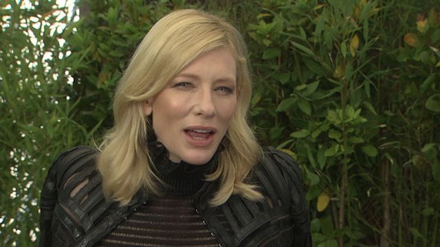 Dans Carol, le nouveau long métrage poignant et captivant de Todd Haynes, la passion amoureuse se conjugue au fémin. Carol raconte la relation que vont entamer deux femmes de milieux différents, dans le New York des années 50. Cate Blanchett et Rooney Mara forment un couple magnétique, brisant les conventions sociales...