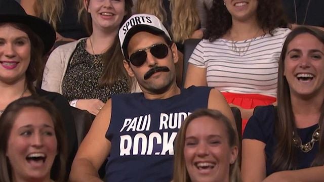 Caché dans le public, il interromp le "Late Night" de Seth Meyers et demande à ce que Paul Rudd vienne tout de suite sur le plateau !