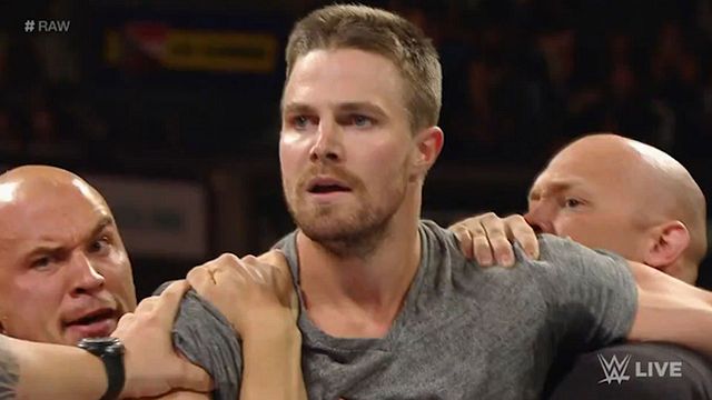 Après Hugh Jackman ou encore Schwarzy, c’est au tour de Stephen Amell, le héros de Arrow, de monter sur le ring pour affonter une star du catch : Stardust ! Regardez leur affrontement !