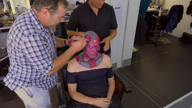 Dans une featurette, découvrez comment l'acteur Paul Bettany se transformait en The Vision. Un travail de maquillage colossal !