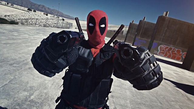 Les deux versions cinématographiques de Deadpool s'affronte : le Deadpool plaisantin de 2015 contre le Deadpool étrange de 2009.