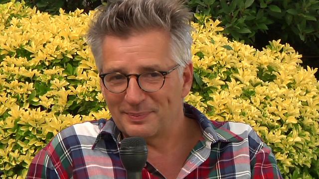 Après Le Nom des gens et Télé Gaucho, Michel Leclerc a réalisé un 3ème long métrage, La Vie très privée de Monsieur Sim, avec Jean-Pierre Bacri. Le réalisateur nous présente le film qui sortira sur les écrans le 16 décembre 2015.