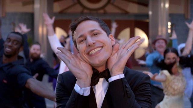 Regardez la vidéo musicale exceptionnelle orchestrée par le présentateur des Emmy Awards 2015 : la star de la série&nbsp;Brooklyn Nine-Nine, Andy Samberg.