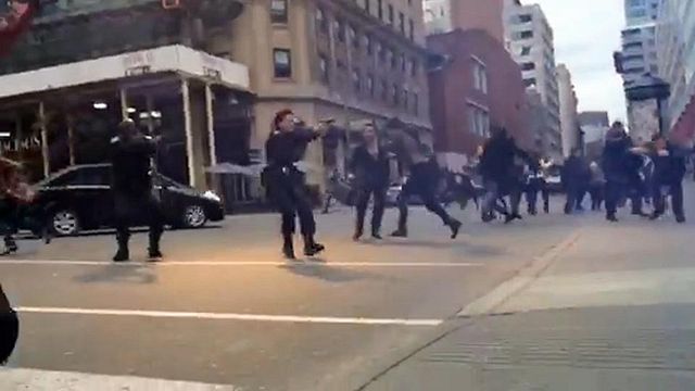 Un figurant filme avec son smartphone pendant la scène de braquage d'Enragés.