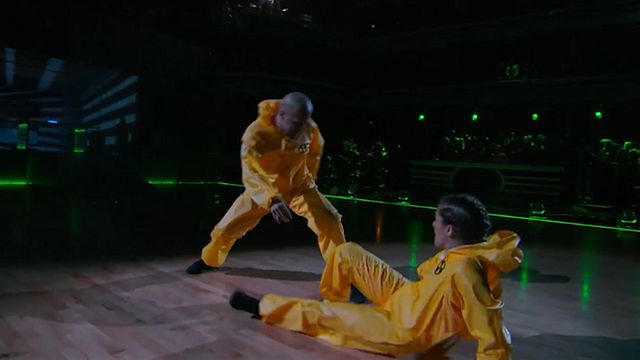Dans l'émission américaine Dancing With The Stars, deux candidats ont élaboré une chorégraphie sur la musique du générique de la série culte Breaking Bad.