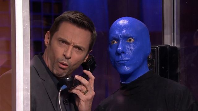 Ils doivent répondre aux question de Jimmy Fallon. Celui qui perd doit faire entrer une personne dans sa cabine !