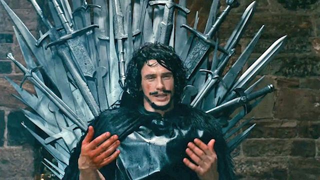 Il interprète Jon Snow qui devient "wedding-planner" dans "Modern Thrones", à la croisée de "Game of Thrones" et de "Modern Family".