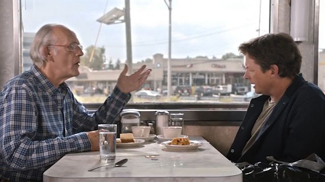 Dans le teaser d'une publicité pour Toyota qui sera dévoilée le 21 octobre 2015, jour où le Doc et Marty devaient arriver dans le futur, Michael J. Fox et Christopher Lloyd se retrouvent pour refaire le monde.