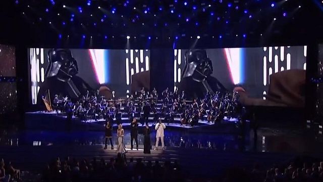 Le groupe a cappella Pentatonix reprend les principaux thèmes de Star Wars accompagné par un orchestre symphonique !