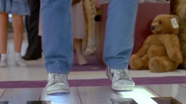 Les paroles de la chanson ont été reconstituées en fouillant à travers l'histoire du Septième Art !