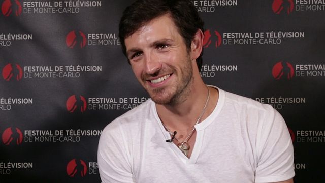 Le comédien évoque les comparaisons avec les références que sont Grey's Anatomy et Urgences, quelles sont ses spécificités...