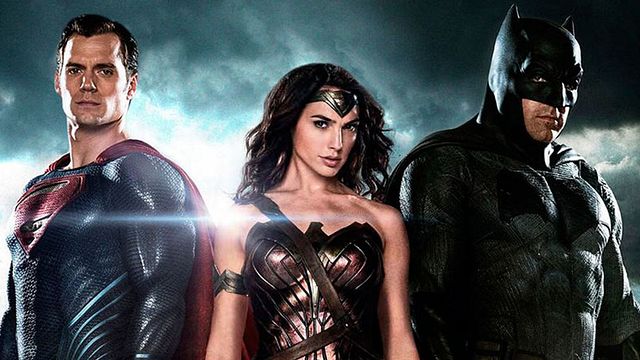 Semaine dernière, nous sommes allés sur le tournage de la Justice League. L'occasion de découvrir l'envers du décor : le plateau de tournage, les comédiens en costume, la batmobile, la rencontre avec Batfleck... On vous dit tout !