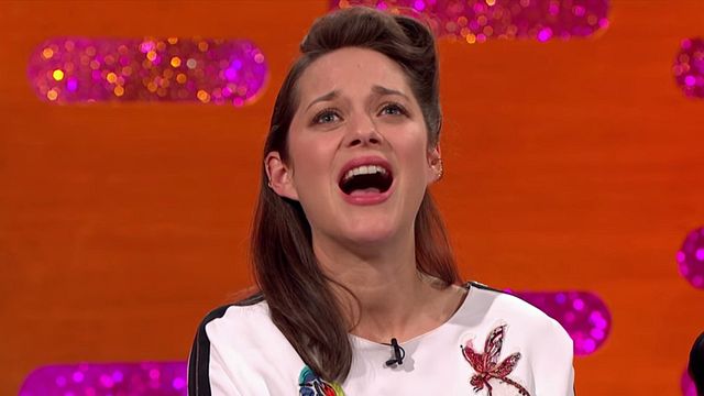 Invitée sur le plateau du Graham Norton Show dans le cadre de la promotion du film Assassin's Creed,&nbsp;Marion Cotillard a fait un plauback sur "Je ne regrette rien" d'Edith Piaf.