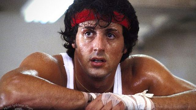 Je suis Rambo et je suis là... A table ! Maman ! Top 5 des héros que tous les garçons ont imités dans leur chambre.