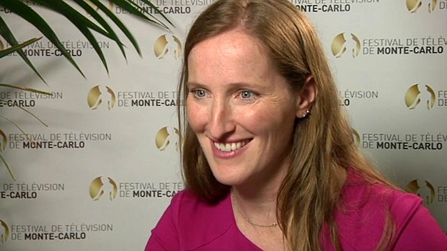 Rencontre avec Melissa Bernstein, la productrice déléguée de "Breaking Bad", pour découvrir les coulisses de la production et de la mise en scène de la série. Quel fut l'épisode le plus cher ? Quelle saison a été pensée bien en avance ? Comment Vince Gilligan a réagit en écrivant le dernier épisode ?