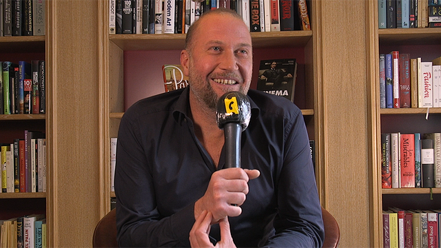 A l'occasion de la sortie en salles de la comédie "Mon Cousin", François Damiens revient sur ses Fun Facts. Saviez-vous qu'il avait dirigé un voilier ? Qu'il avait donné la réplique à Jean-Claude Van Damme ?&nbsp;Qu'il avait débuté en France grâce à Eric et Ramzy ?